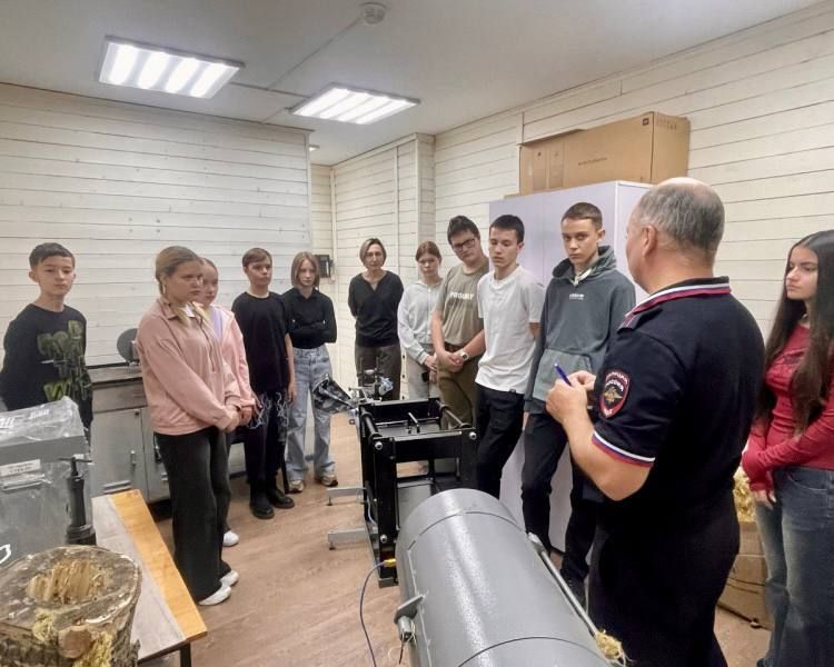 В ЕАО в рамках акции «Будь в форме» сотрудники экспертно-криминалистического центра организовали экскурсию для школьников