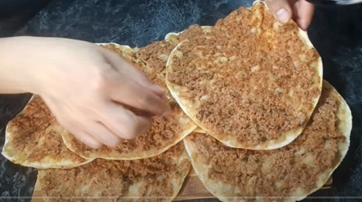Удивительные лепешки с мясом: Как приготовить лагмаджо, который разлетится со стола