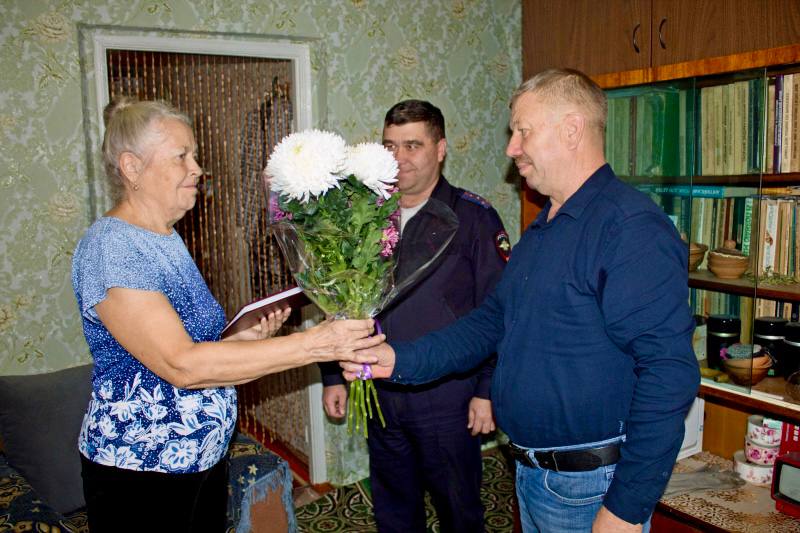В Ленинском районе поздравили с юбилеем мать погибшего при исполнении сотрудника полиции