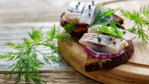 Эта поварская хитрость поможет сохранить соленую селедку: пролежит полгода