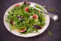 Нежный симбиоз летнего вкуса: фиги, сыр и грецкие орехи в салате с рукколой
