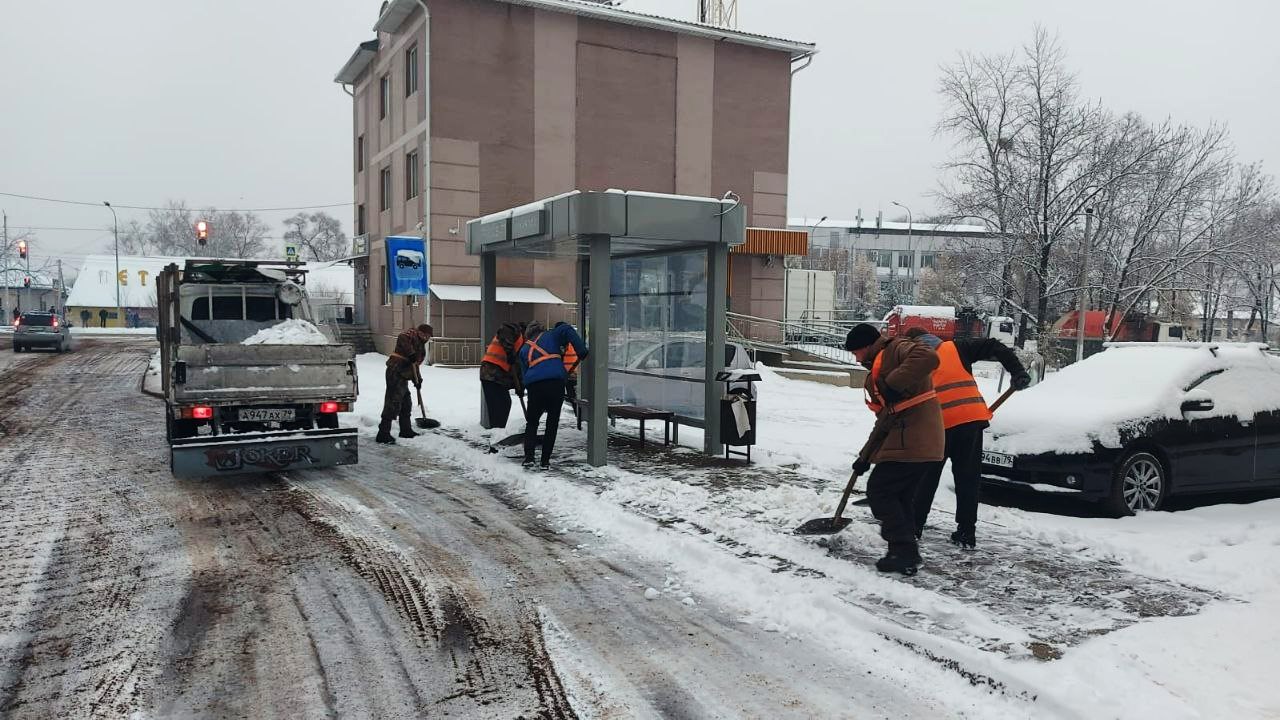 Техника и люди вышли на уборку улиц Биробиджана Техника и люди вышли на уборку улиц Биробиджана
