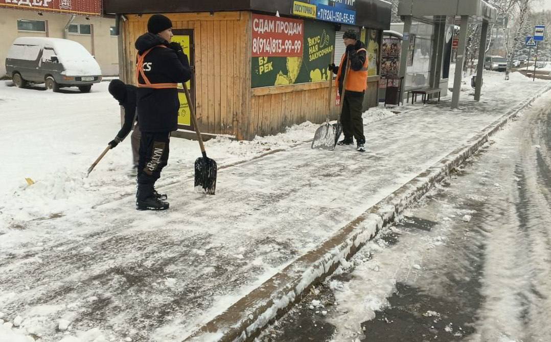 Последствия снега ликвидируют в Биробиджане — техника и люди работают на всех направлениях Последствия снега ликвидируют в Биробиджане — техника и люди работают на всех направлениях