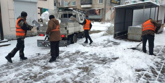 Техника и люди вышли на уборку улиц Биробиджана