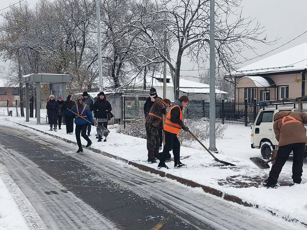 Последствия снега ликвидируют в Биробиджане — техника и люди работают на всех направлениях Последствия снега ликвидируют в Биробиджане — техника и люди работают на всех направлениях