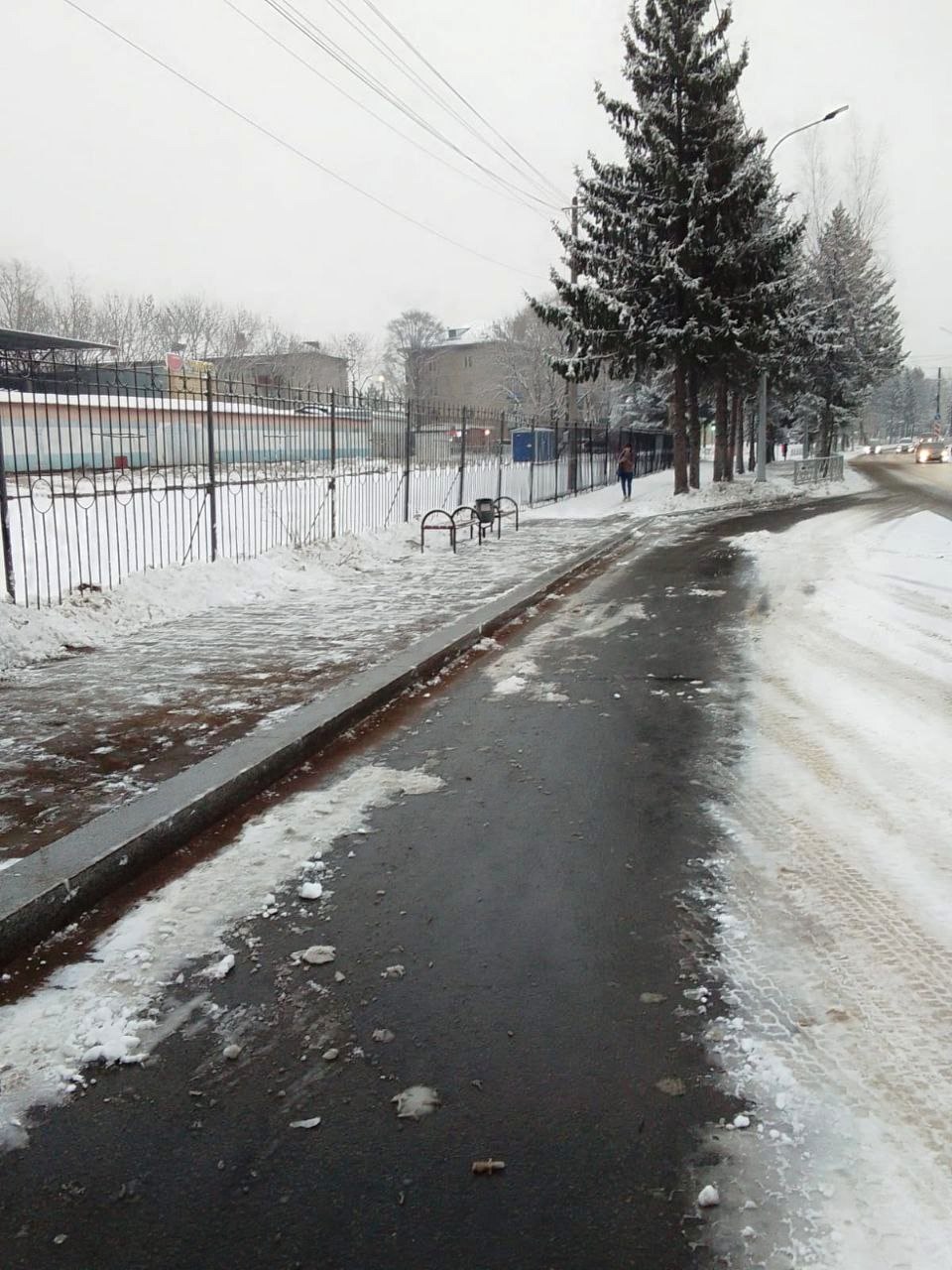 Техника и люди вышли на уборку улиц Биробиджана Техника и люди вышли на уборку улиц Биробиджана