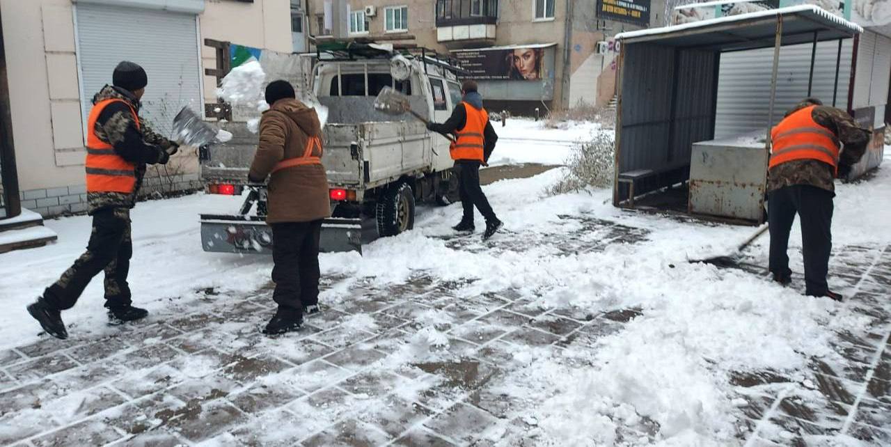 Последствия снега ликвидируют в Биробиджане — техника и люди работают на всех направлениях Последствия снега ликвидируют в Биробиджане — техника и люди работают на всех направлениях