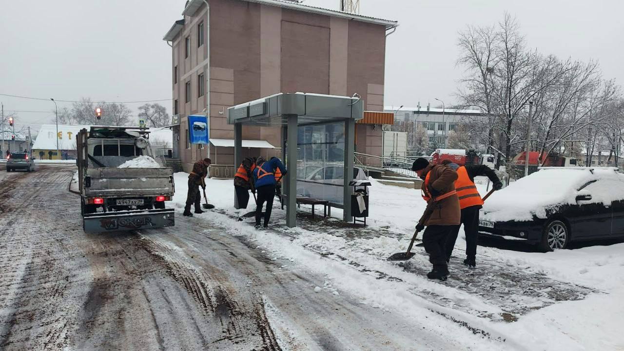 Последствия снега ликвидируют в Биробиджане — техника и люди работают на всех направлениях Последствия снега ликвидируют в Биробиджане — техника и люди работают на всех направлениях