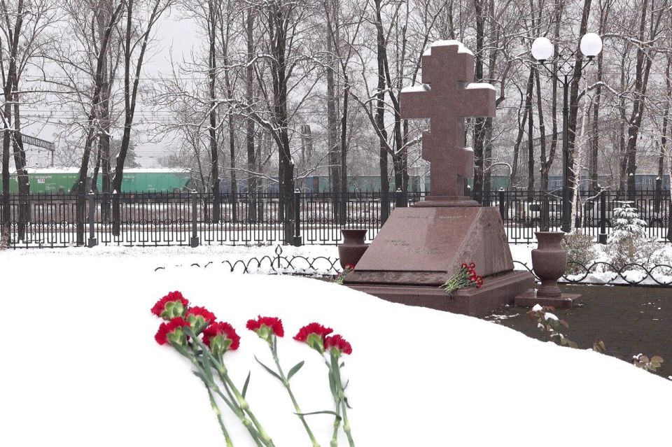 В память о жертвах политических репрессий цветы к поклонному кресту возложили в ЕАО