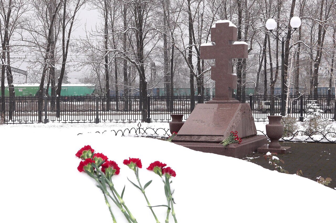 В память о жертвах политических репрессий цветы к поклонному кресту возложили в ЕАО