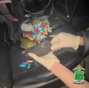 В Биробиджане полицейские пресекли сбыт наркотиков в крупном размере