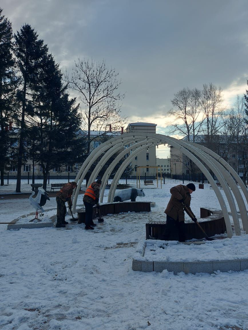 Коммунальные службы наводят порядок на улицах Биробиджана Коммунальные службы наводят порядок на улицах Биробиджана