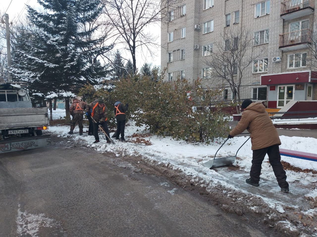 Коммунальные службы наводят порядок на улицах Биробиджана Коммунальные службы наводят порядок на улицах Биробиджана
