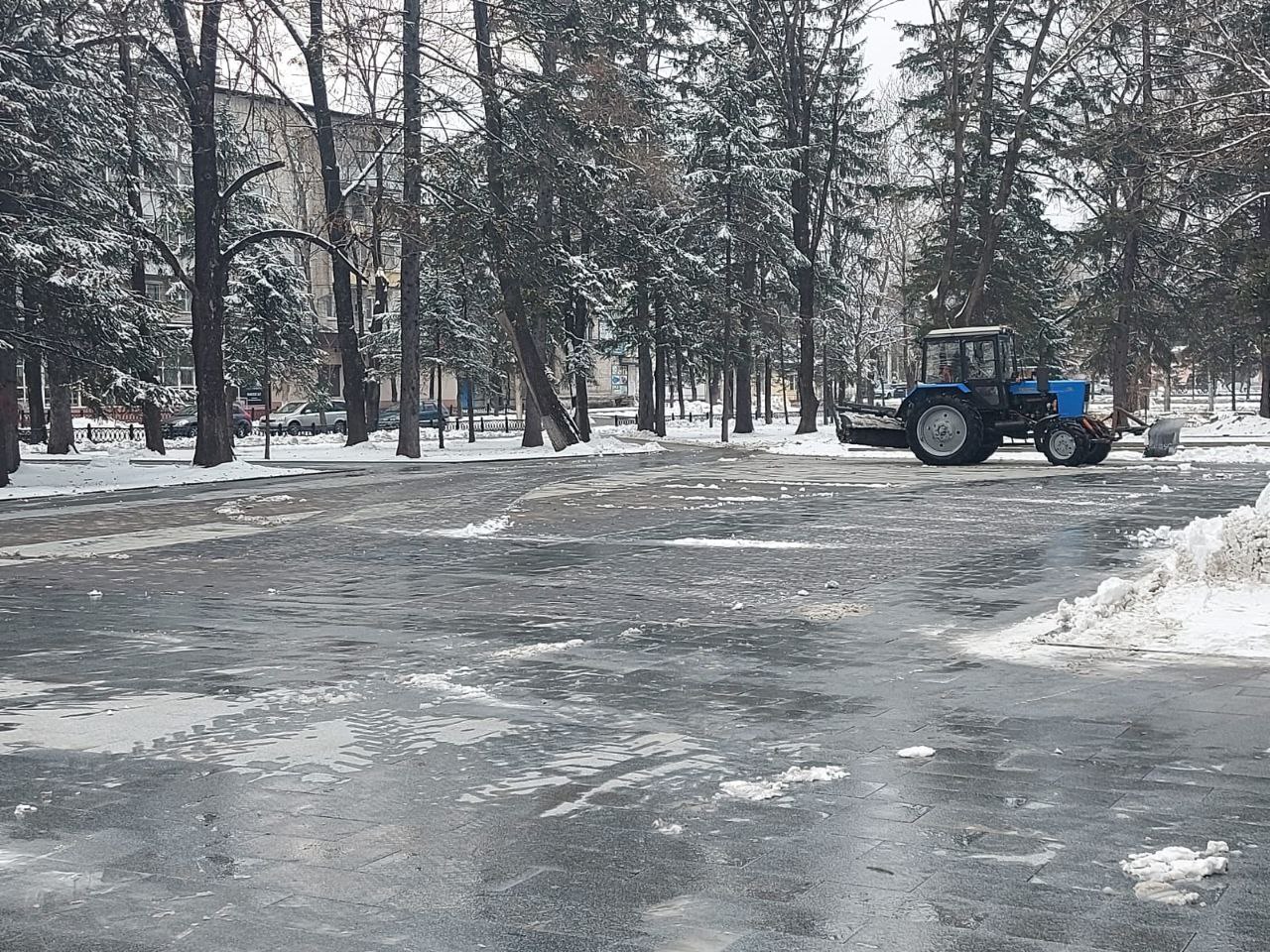 Коммунальные службы наводят порядок на улицах Биробиджана