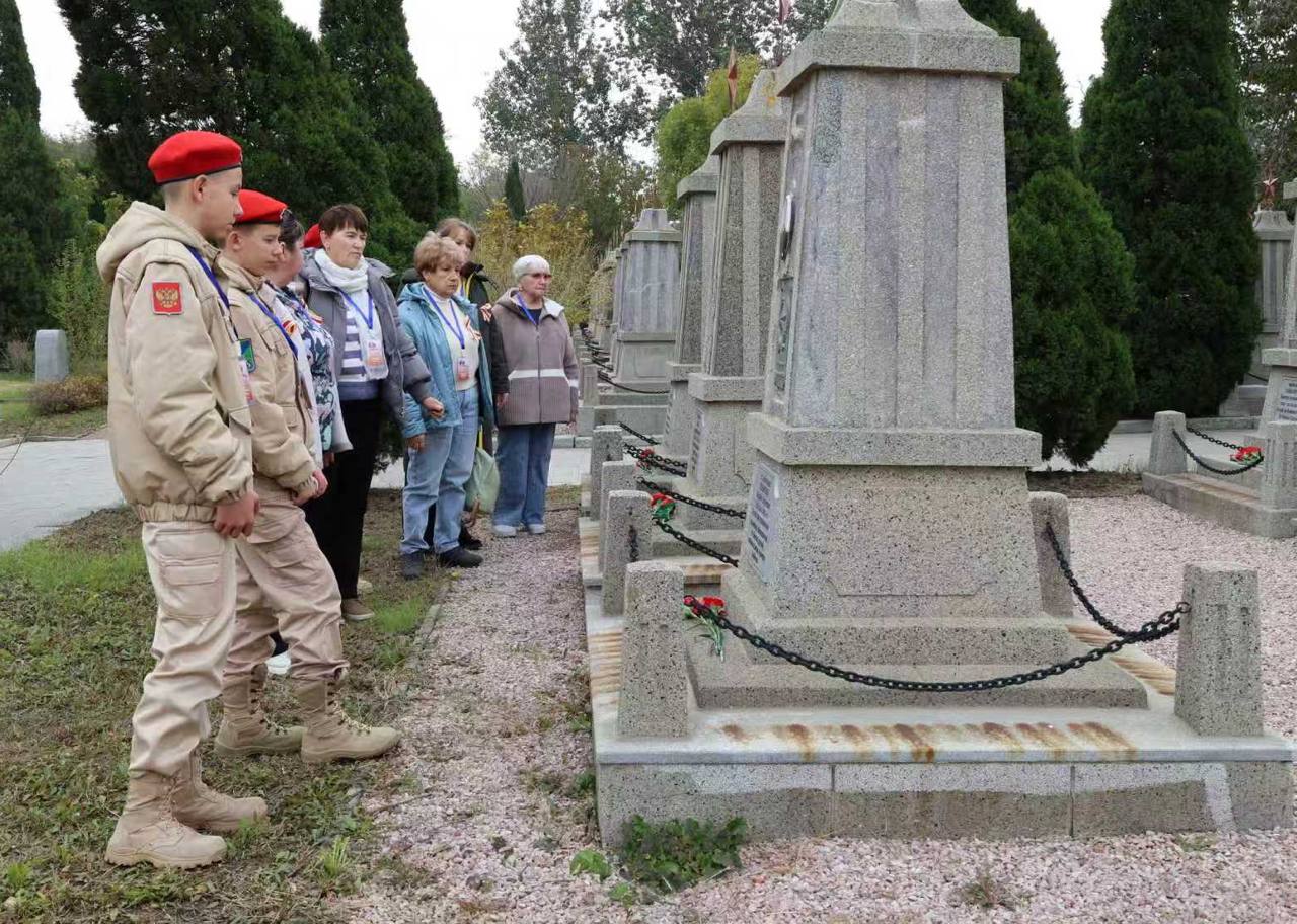 На территории советского мемориального воинского кладбища в районе Люйшунькоу (бывший Порт-Артур) г. Даляня состоялось торжественное мероприятие, приуроченное к празднованию 80-й годовщины Победы в Великой Отечественной... На территории советского мемориального воинского кладбища в районе Люйшунькоу (бывший Порт-Артур) г. Даляня состоялось торжественное мероприятие, приуроченное к празднованию 80-й годовщины Победы в Великой Отечественной...