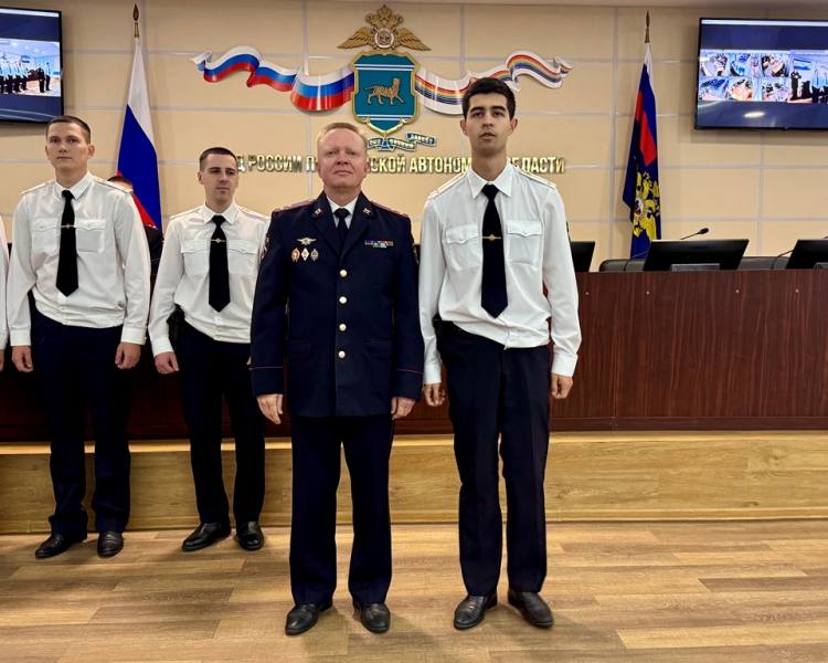 В региональном управлении МВД состоялась торжественная церемония вручения табельного оружия молодым сотрудникам полиции В региональном управлении МВД состоялась торжественная церемония вручения табельного оружия молодым сотрудникам полиции