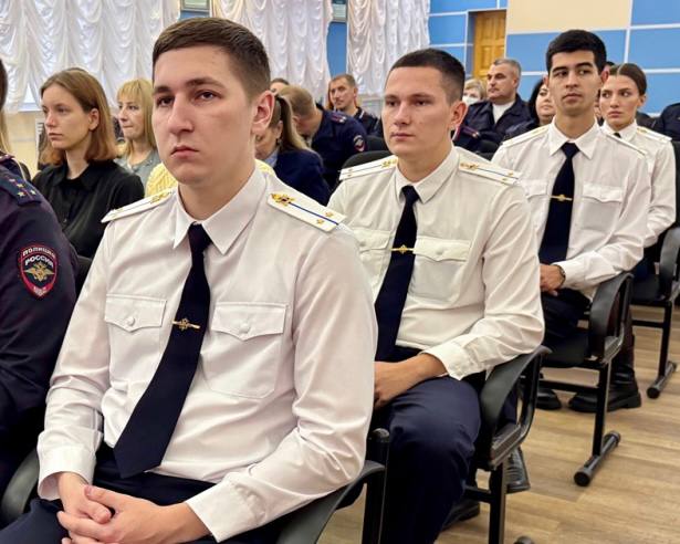 В региональном управлении МВД состоялась торжественная церемония вручения табельного оружия молодым сотрудникам полиции В региональном управлении МВД состоялась торжественная церемония вручения табельного оружия молодым сотрудникам полиции