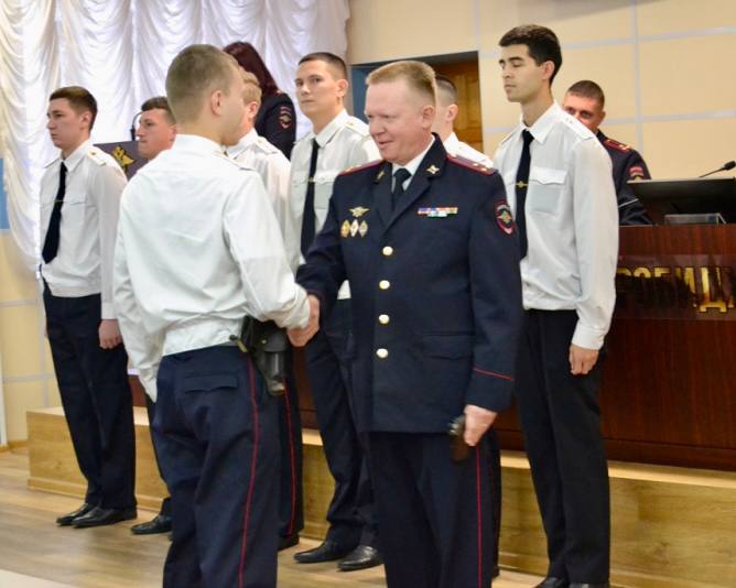 В региональном управлении МВД состоялась торжественная церемония вручения табельного оружия молодым сотрудникам полиции В региональном управлении МВД состоялась торжественная церемония вручения табельного оружия молодым сотрудникам полиции