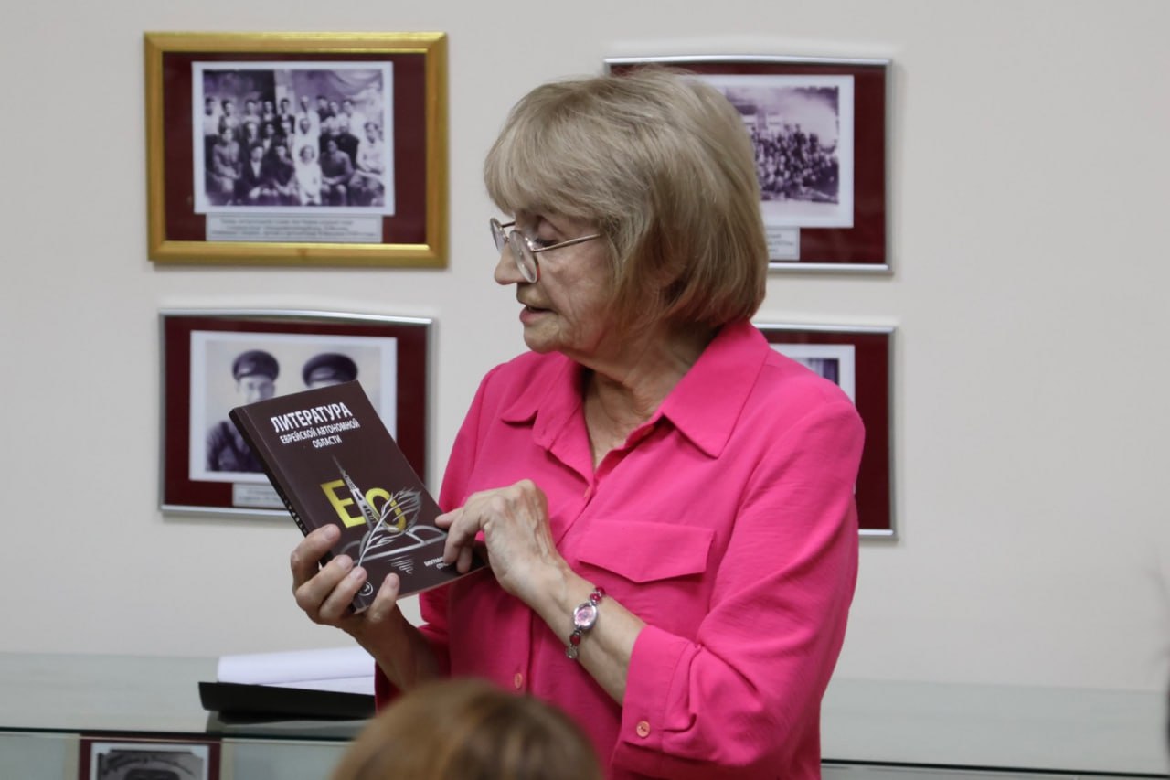 Губернатор ЕАО Мария Костюк поздравила Литературный музей с десятилетием Губернатор ЕАО Мария Костюк поздравила Литературный музей с десятилетием