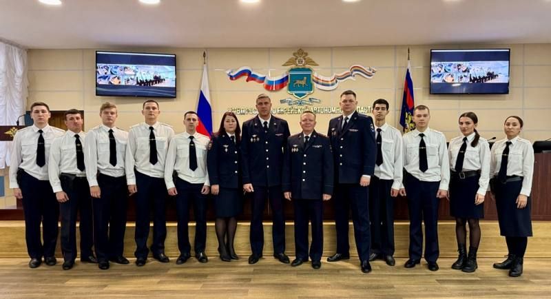 В региональном управлении МВД состоялась торжественная церемония вручения табельного оружия молодым сотрудникам полиции