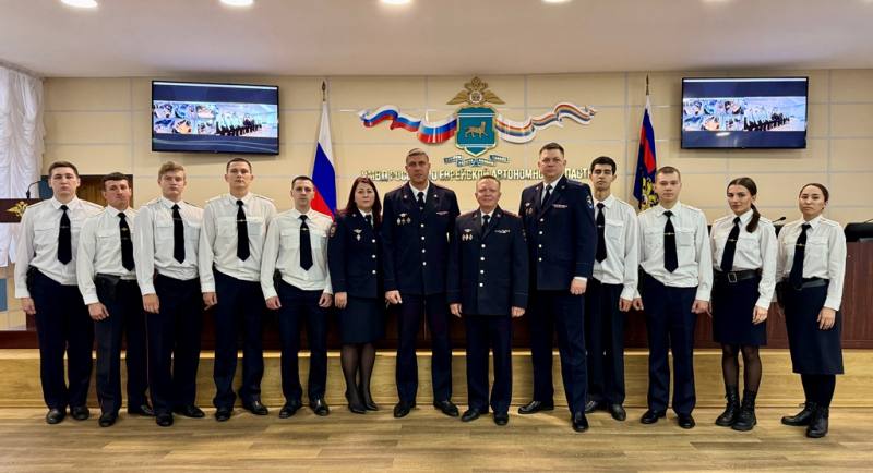 В региональном управлении МВД состоялась торжественная церемония вручения табельного оружия молодым сотрудникам полиции