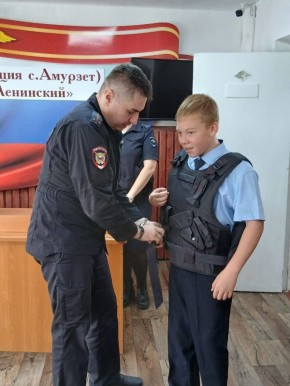 Экскурсия в пункте полиции, турнир по шахматам и шашкам: стражи порядка в преддверии празднования Дня единства проводят мероприятия со школьниками