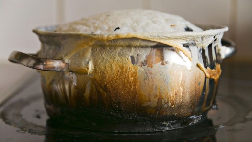 Отварите в кастрюле этот фрукт: вековой нагар испарится на раз-два