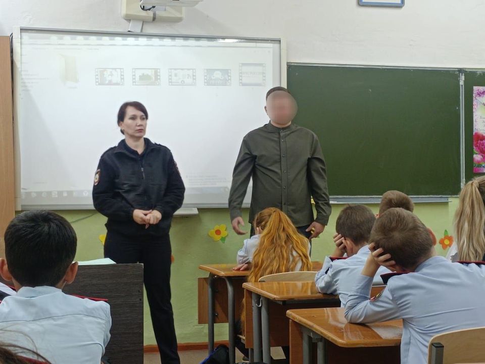 Полицейские продолжают профилактические беседы среди несовершеннолетних о рисках экстремизма, терроризма и правилах кибербезопасности