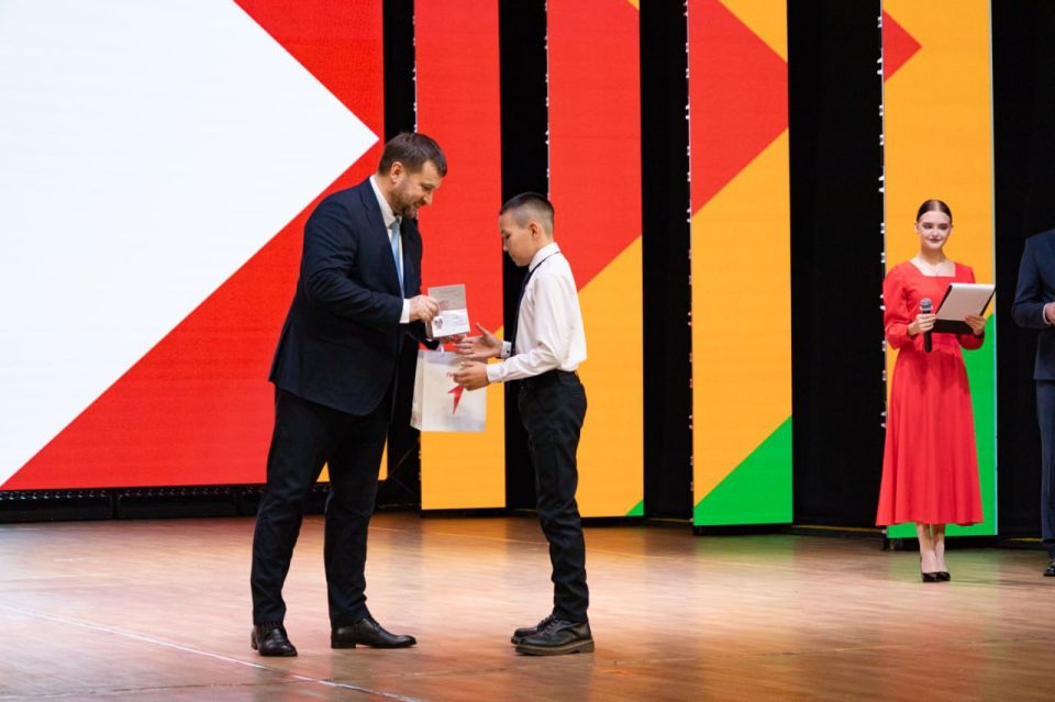 Концертом и вручением паспортов отметили День народного единства в ЕАО Концертом и вручением паспортов отметили День народного единства в ЕАО