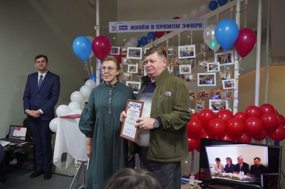 Председатель избирательной комиссии ЕАО поздравила коллектив ГТРК «Бира» с 35-летием телевидения и 90-летием радио! Председатель избирательной комиссии ЕАО поздравила коллектив ГТРК «Бира» с 35-летием телевидения и 90-летием радио!