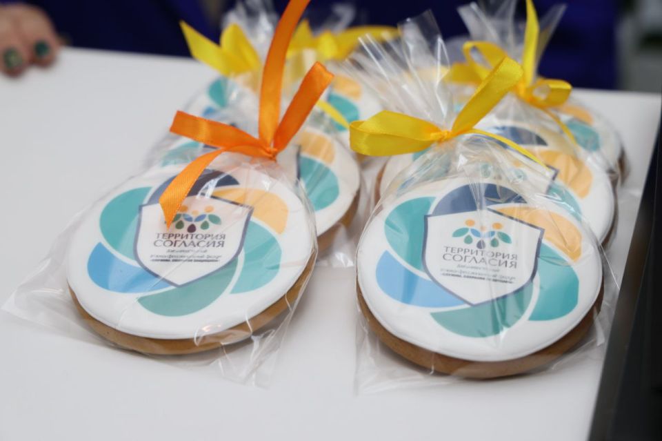 Над проблемой защиты традиционных российских духовно-нравственных ценностей работают участники форума «Территория согласия» в ЕАО Над проблемой защиты традиционных российских духовно-нравственных ценностей работают участники форума «Территория согласия» в ЕАО