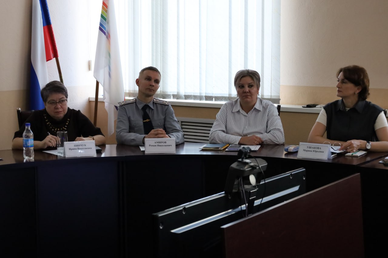 В Биробиджане состоялось выездное заседание комиссии по делам несовершеннолетних при правительстве ЕАО В Биробиджане состоялось выездное заседание комиссии по делам несовершеннолетних при правительстве ЕАО