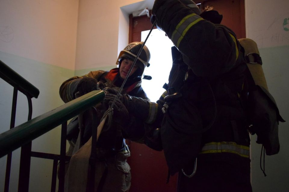 Спасение на высоте отработали сотрудники МЧС в Биробиджане Спасение на высоте отработали сотрудники МЧС в Биробиджане