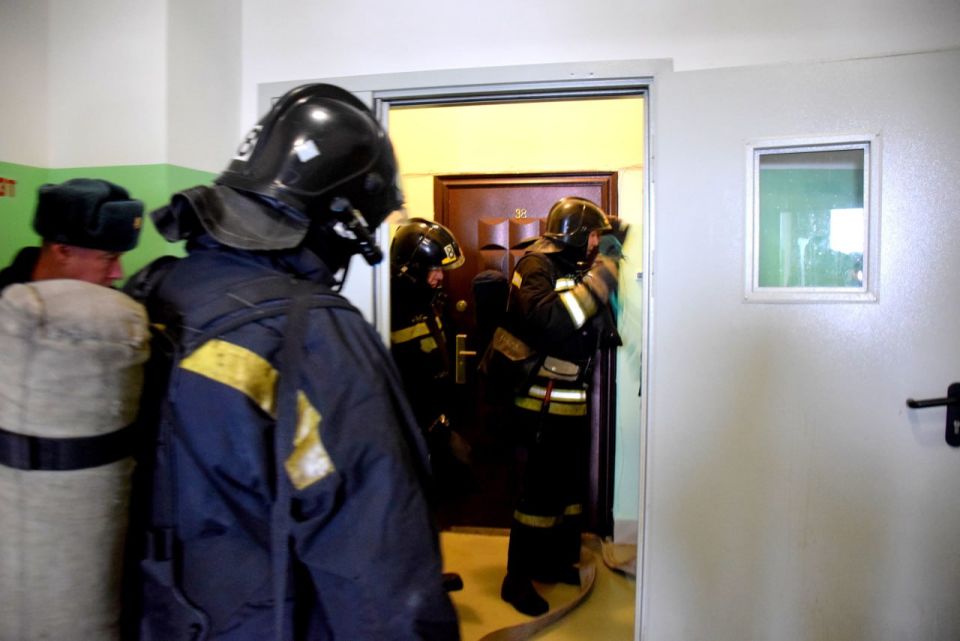 Спасение на высоте отработали сотрудники МЧС в Биробиджане Спасение на высоте отработали сотрудники МЧС в Биробиджане