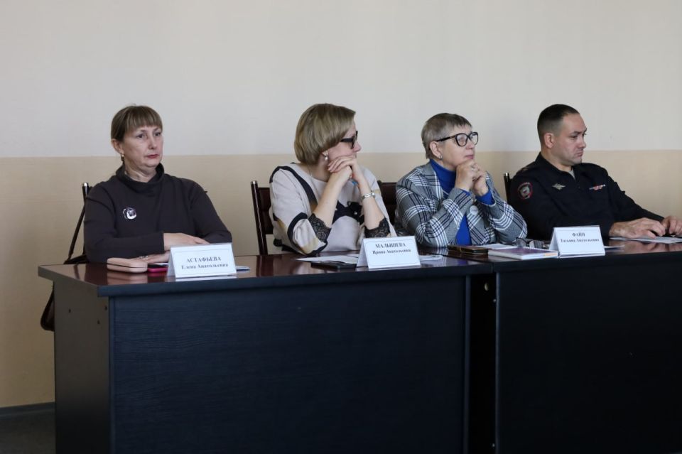 В Биробиджане состоялось выездное заседание комиссии по делам несовершеннолетних при правительстве ЕАО