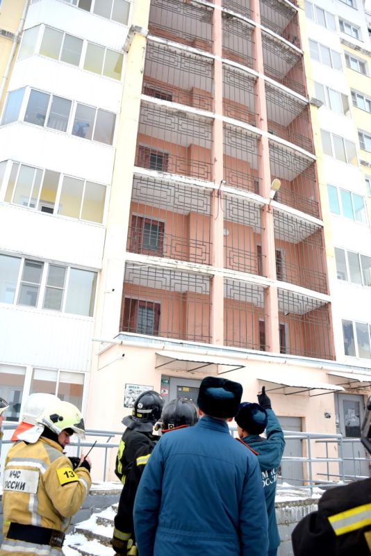 Спасение на высоте отработали сотрудники МЧС в Биробиджане Спасение на высоте отработали сотрудники МЧС в Биробиджане