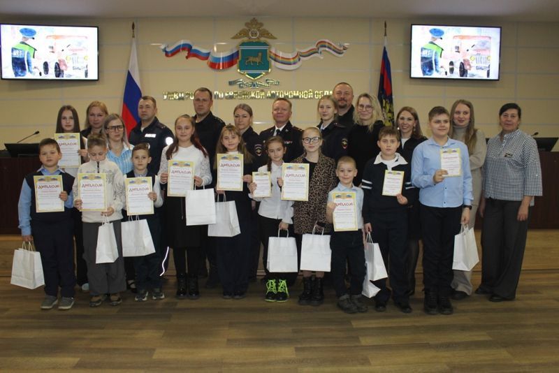 В Еврейской автономной области Общественный совет при УМВД России по ЕАО подвел итоги конкурса детских рисунков «Мои родители работают в полиции»