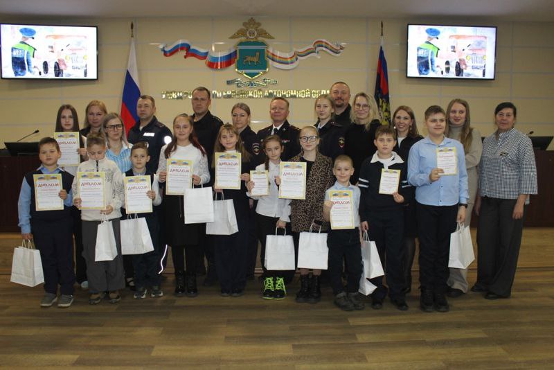 В Еврейской автономной области Общественный совет при УМВД России по ЕАО подвел итоги конкурса детских рисунков «Мои родители работают в полиции»