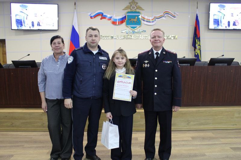 В Еврейской автономной области Общественный совет при УМВД России по ЕАО подвел итоги конкурса детских рисунков «Мои родители работают в полиции» В Еврейской автономной области Общественный совет при УМВД России по ЕАО подвел итоги конкурса детских рисунков «Мои родители работают в полиции»