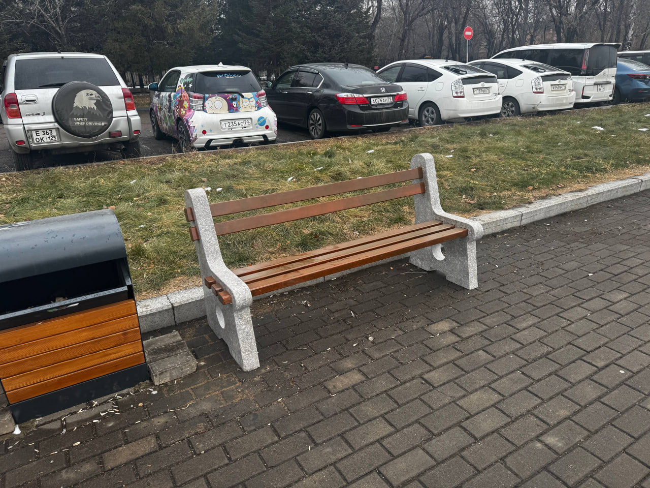 Новые лавочки установили на набережной Биробиджана Новые лавочки установили на набережной Биробиджана