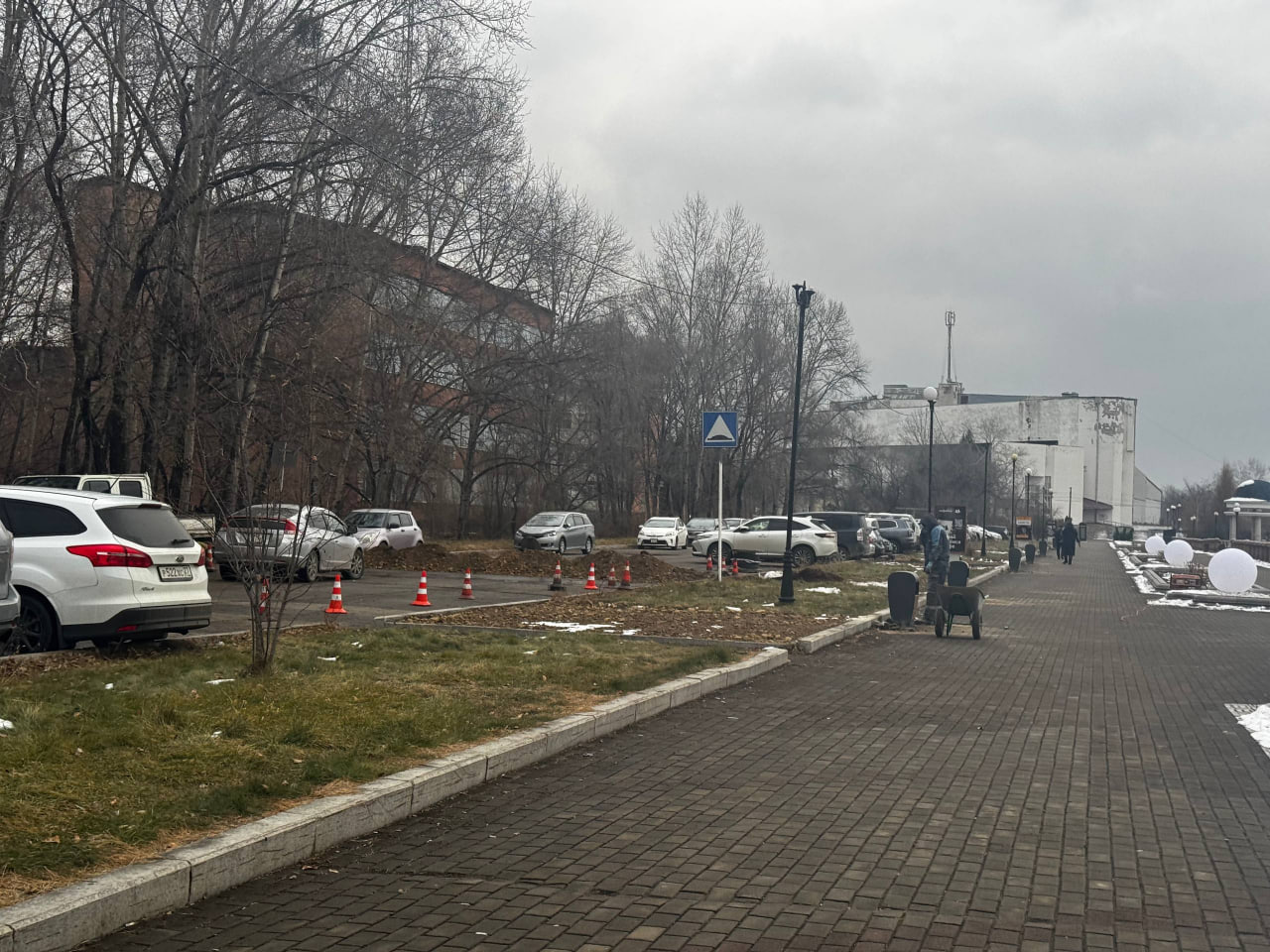 Новые лавочки установили на набережной Биробиджана Новые лавочки установили на набережной Биробиджана