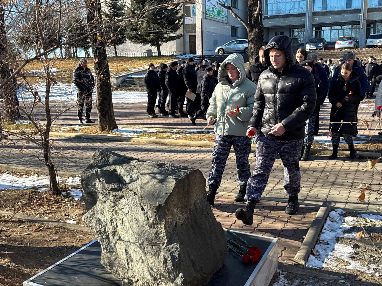 Торжественный митинг к 32-летию специального отряда ОМОН «Мизрэх» прошел в Биробиджане Торжественный митинг к 32-летию специального отряда ОМОН «Мизрэх» прошел в Биробиджане