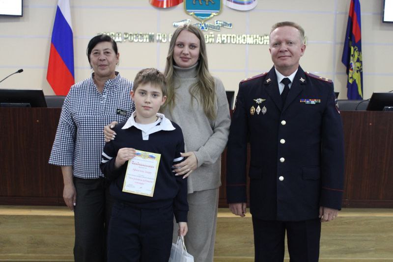 В Еврейской автономной области Общественный совет при УМВД России по ЕАО подвел итоги конкурса детских рисунков «Мои родители работают в полиции» В Еврейской автономной области Общественный совет при УМВД России по ЕАО подвел итоги конкурса детских рисунков «Мои родители работают в полиции»