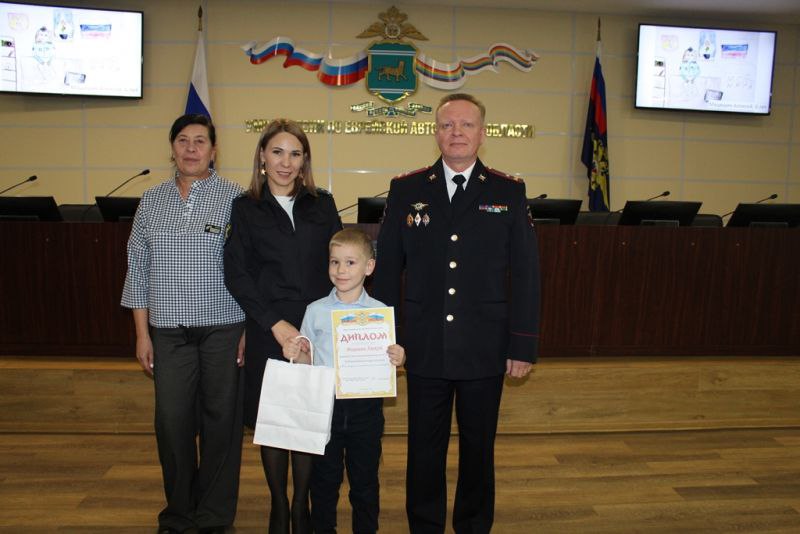 В Еврейской автономной области Общественный совет при УМВД России по ЕАО подвел итоги конкурса детских рисунков «Мои родители работают в полиции» В Еврейской автономной области Общественный совет при УМВД России по ЕАО подвел итоги конкурса детских рисунков «Мои родители работают в полиции»