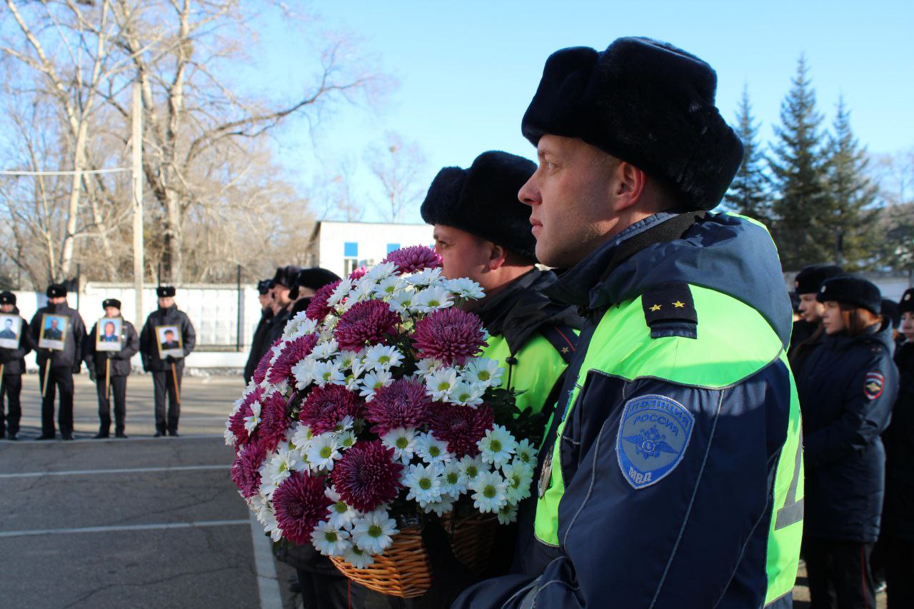 В Еврейской автономной области почтили память сотрудников органов внутренних дел, погибших при исполнении служебного долга В Еврейской автономной области почтили память сотрудников органов внутренних дел, погибших при исполнении служебного долга