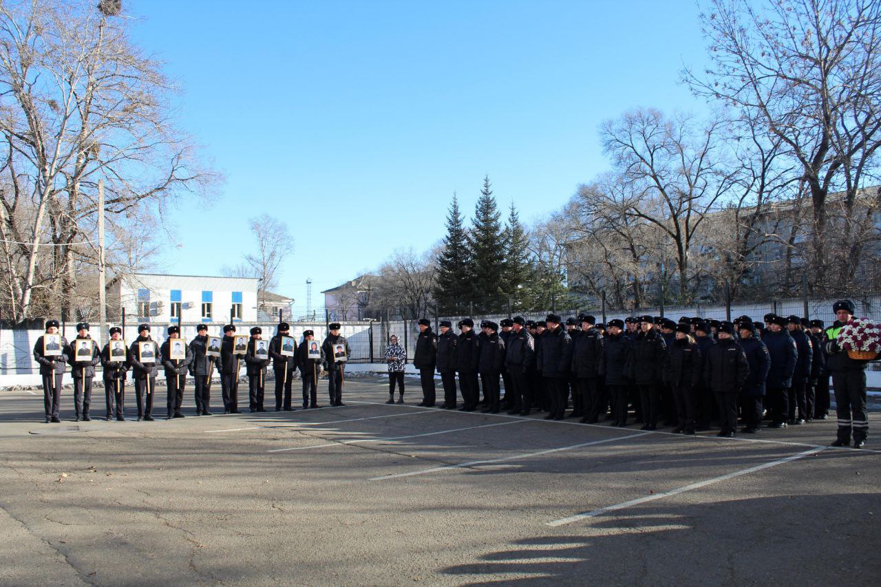 В Еврейской автономной области почтили память сотрудников органов внутренних дел, погибших при исполнении служебного долга В Еврейской автономной области почтили память сотрудников органов внутренних дел, погибших при исполнении служебного долга
