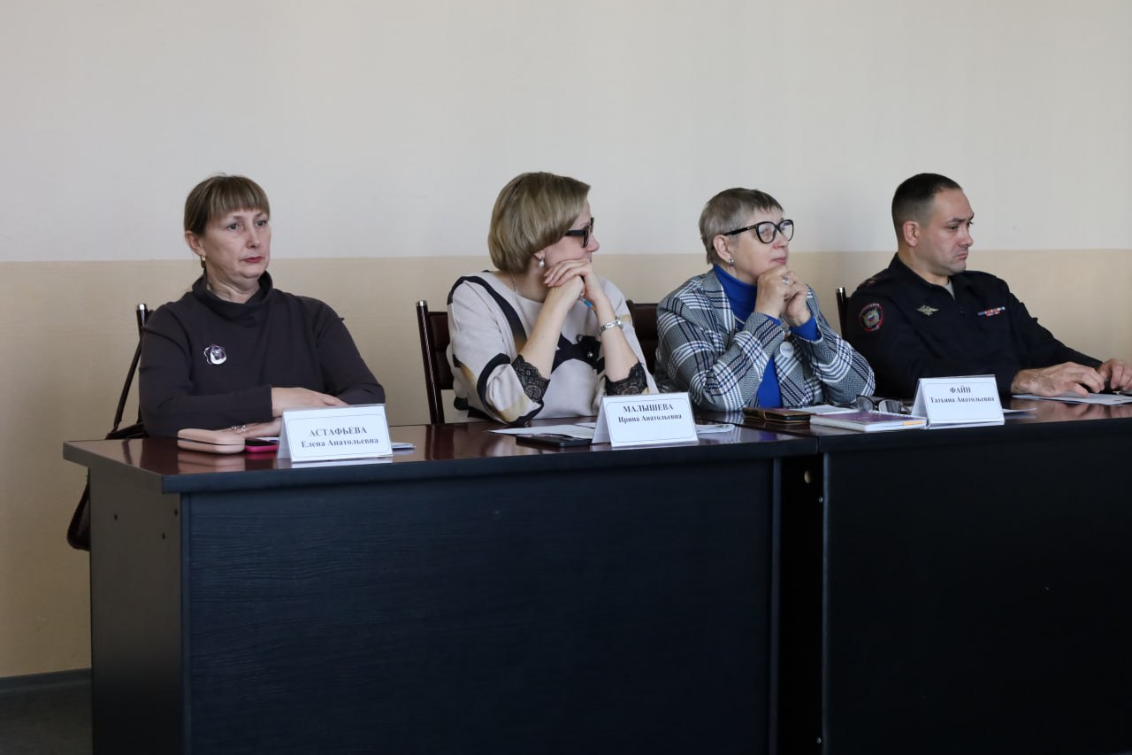 В Биробиджанe состоялось выездное заседание комиссии по делам несовершеннолетних при правительстве ЕАО В Биробиджанe состоялось выездное заседание комиссии по делам несовершеннолетних при правительстве ЕАО