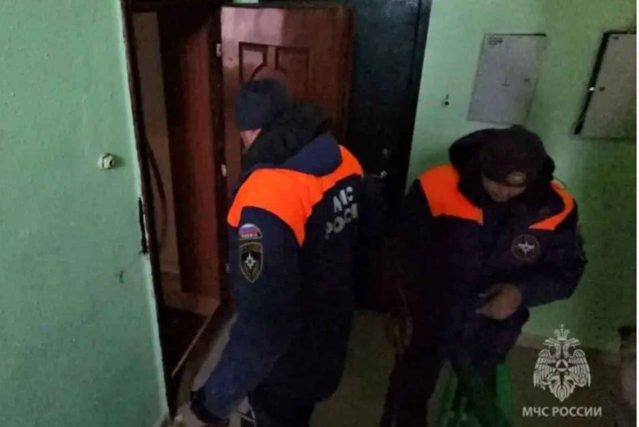 Спасателям пришлось вскрывать дверь, чтоб выяснить, что случилось с хозяином квартиры