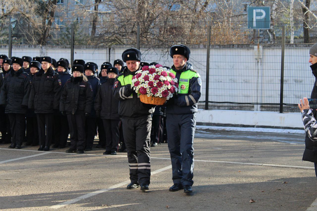 В Еврейской автономной области почтили память сотрудников органов внутренних дел, погибших при исполнении служебного долга В Еврейской автономной области почтили память сотрудников органов внутренних дел, погибших при исполнении служебного долга