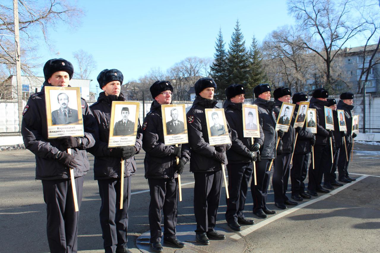 В Еврейской автономной области почтили память сотрудников органов внутренних дел, погибших при исполнении служебного долга В Еврейской автономной области почтили память сотрудников органов внутренних дел, погибших при исполнении служебного долга